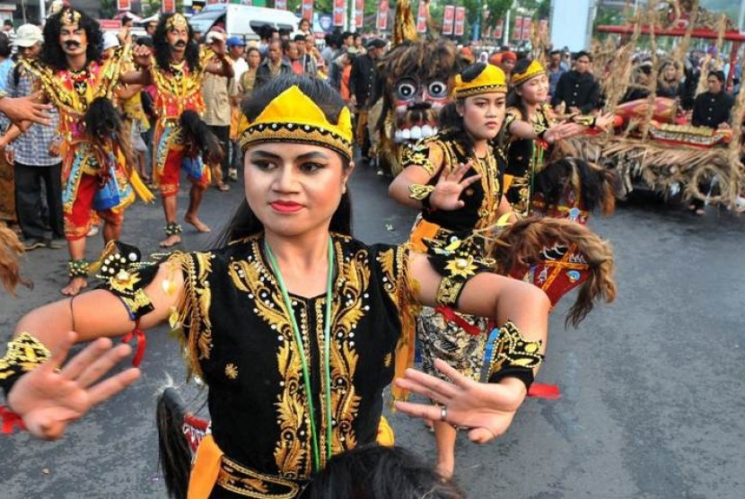 Aksi kelompok kesenian perwakilan dari Kabupaten Magelang pada Parade Seni dan Budaya untuk memperingati HUT Ke-61 Provinsi Jawa Tengah, di Semarang, Sabtu (23/7). Parade yang diikuti sebanyak 35 tim kesenian dari kabupaten/kota se-Jateng itu akan mempereb
