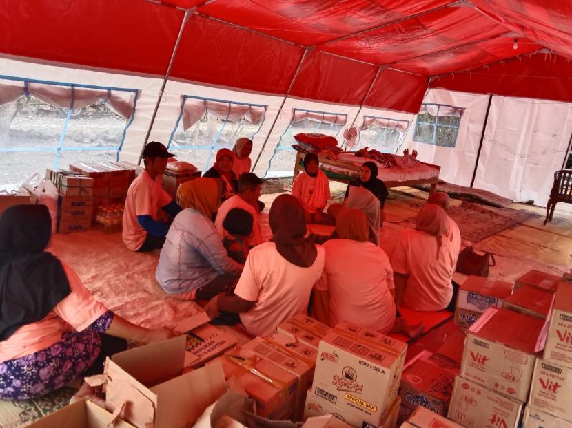 Aksi kemanusiaan kepada para pengungsi korban gempa Yogyakarta. 