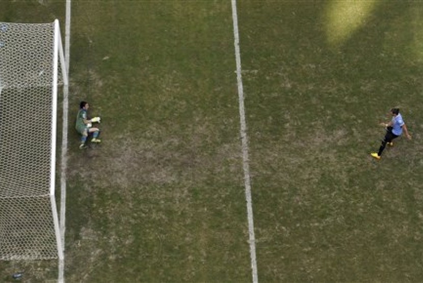 Aksi kiper Italia Gianluigi Buffon saat menggagalkan penalti bek Uruguay Martin Caceres di Piala Konfederasi 2013.