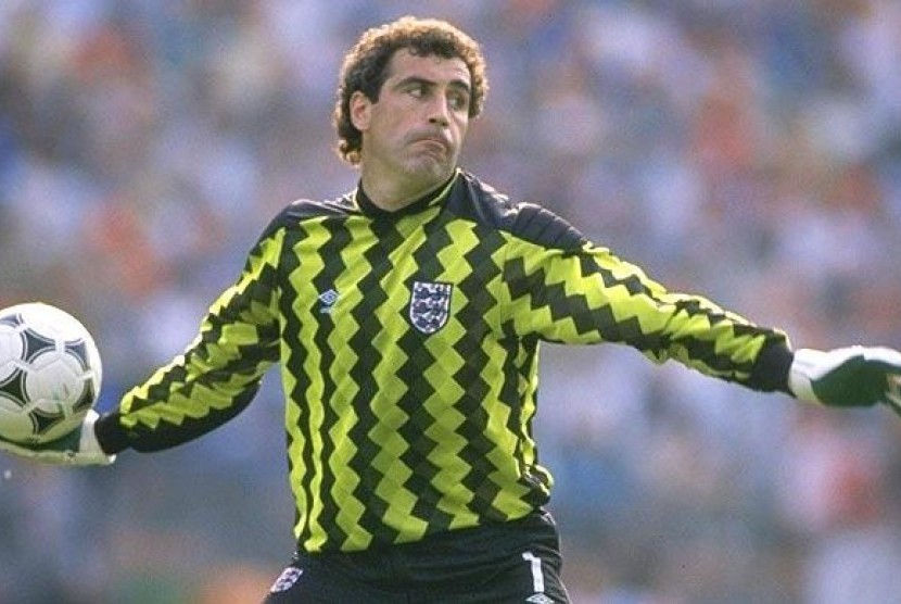 Aksi kiper Peter Shilton saat Inggris dan Belanda bertemu di babak penyisihan grup Piala Eropa 1988.