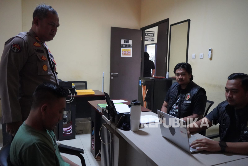 Aksi koboi seorang pengemudi minibus menodongkan diduga senjata api (senpi) kepada pengemudi lain di Tol Cipularang KM 93, Sabtu (7/6/2025) viral di media sosial. Polisi langsung melakukan penyelidikan dan menangkap pelaku pada Selasa (10/6/2025).   