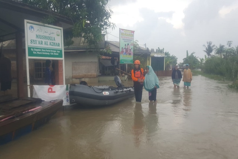 Aksi Layanan Sehat (ALS) tim Disaster Management Center Dompet Dhuafa menyisir wilayah di Desa Pantai Harapan Jaya Kecamatan Muara Gembong, Kabupaten Bekasi seperti di Kampung Bagedor, Bulak dan Penombo. 