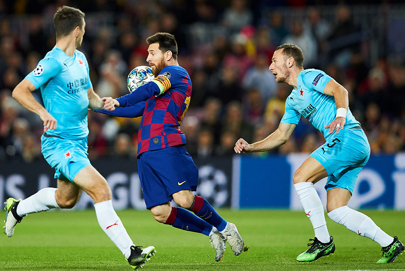 Aksi Lionel Messi saat laga Barcelona versus Slavia Praha, di Camp Nou, Rabu (6/11) dini hari WIB.