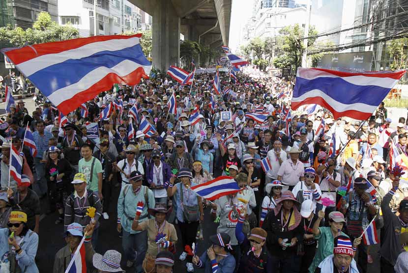   Aksi 'long march' para pengunjuk rasa anti pemerintah di pusat kota Bangkok (15/1).    (Reuters/Chaiwat Subprasom)