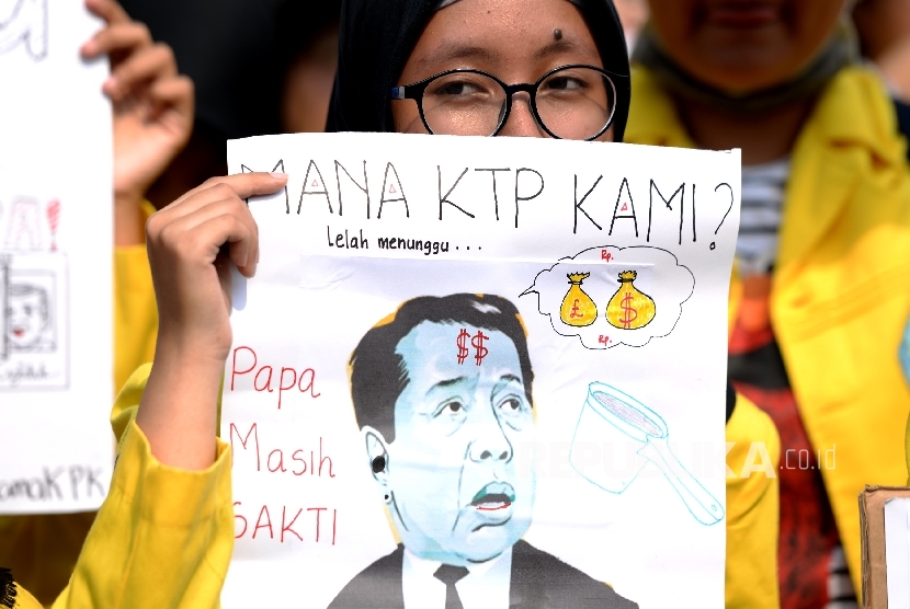  Aksi Mahasiswa Ciduk Setnov. Mahasiswa dari Aliansi UI Beraksi menggelar aksi unjuk rasa di depan Gedung KPK, Jakarta, Jumat (13/10).