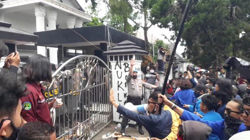 Aksi mahasiswa di Sukabumi mendobrak gedung DPRD Kota Sukabumi menolak UU Cipta Kerja, Kamis (8/10).
