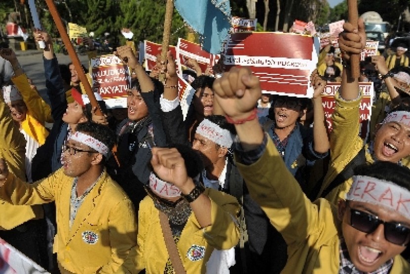 Aksi mahasiswa memepringati Sumpah Pemuda di Denpasar, Rabu (28/10).