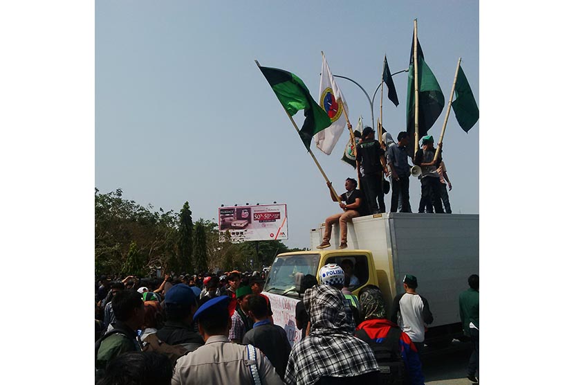 Aksi mahasiswa memperingati Hari Sumpah Pemuda di kota Makassar, Rabu (28/10).   (Republika/Debbie Sutrisno)