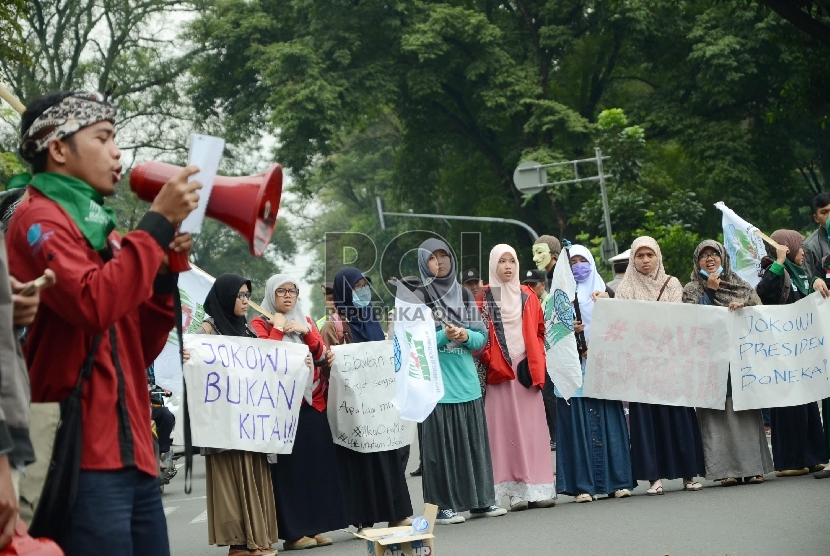 Aksi Mahasiswa: Puluhan mahasiswa dari Kesatuan Aksi Mahasiswa Muslim Indonesia (KAMMI) menggelar aksi mengkritisi lima bulan pemerintahan Jokowi, di depan Gedung Sate, Kota Bandung, Kamis (26/3).