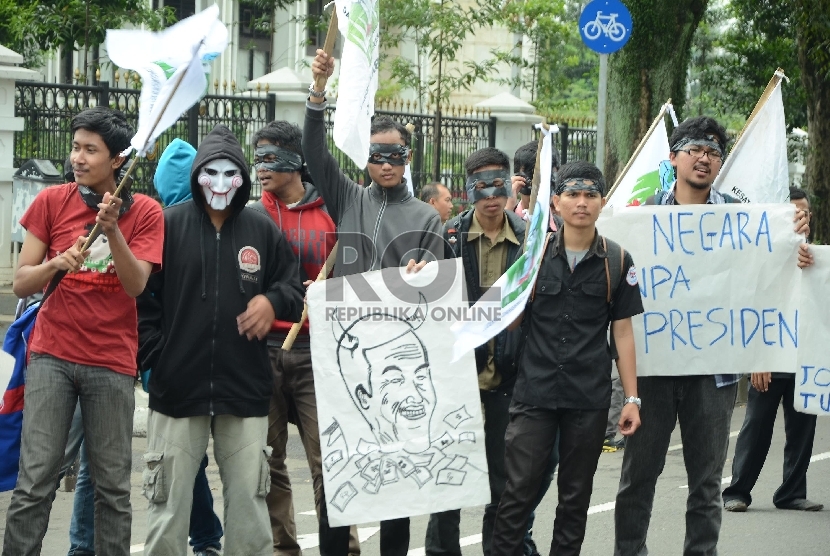 Aksi Mahasiswa: Puluhan mahasiswa dari Kesatuan Aksi Mahasiswa Muslim Indonesia (KAMMI) menggelar aksi mengkritisi lima bulan pemerintahan Jokowi, di depan Gedung Sate, Kota Bandung, Kamis (26/3).