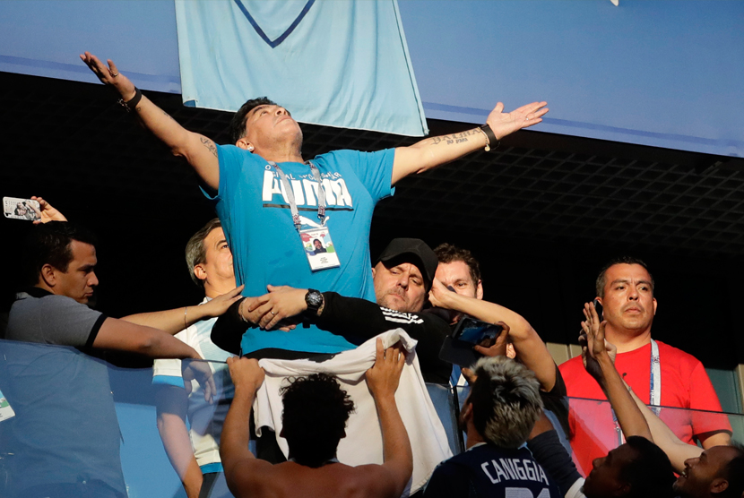 Aksi Maradona saat menonton pertandingan Argentina melawan Nigeria, di Stadion St Petersburg, Rabu (27/6) dini hari WIB.