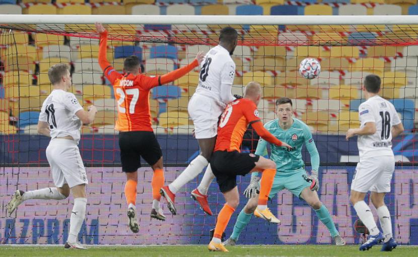 Aksi Marcus Thuram (Tengah) saat Borussia Moechengladbach melumat Shakhtar Donetsk 6-0.