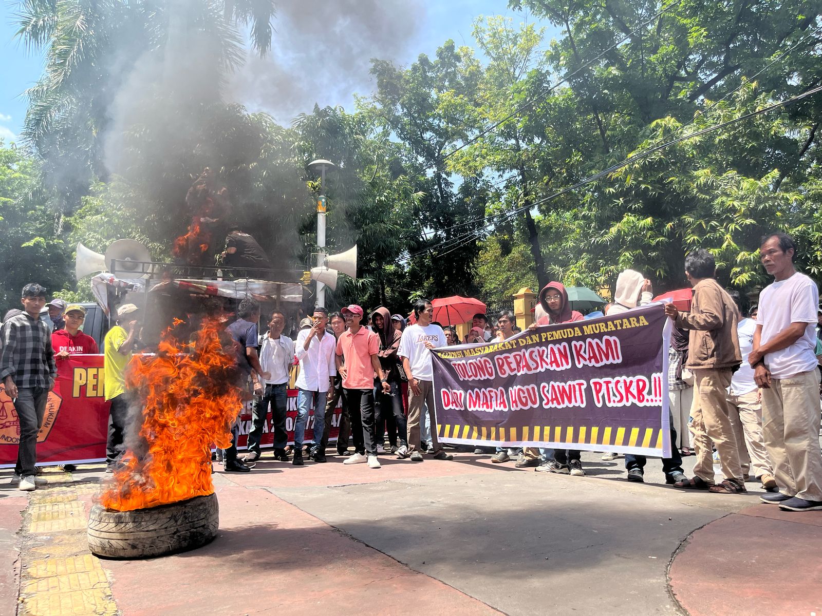 Aksi massa di PTUN Jakarta memanas, massa membakar ban.