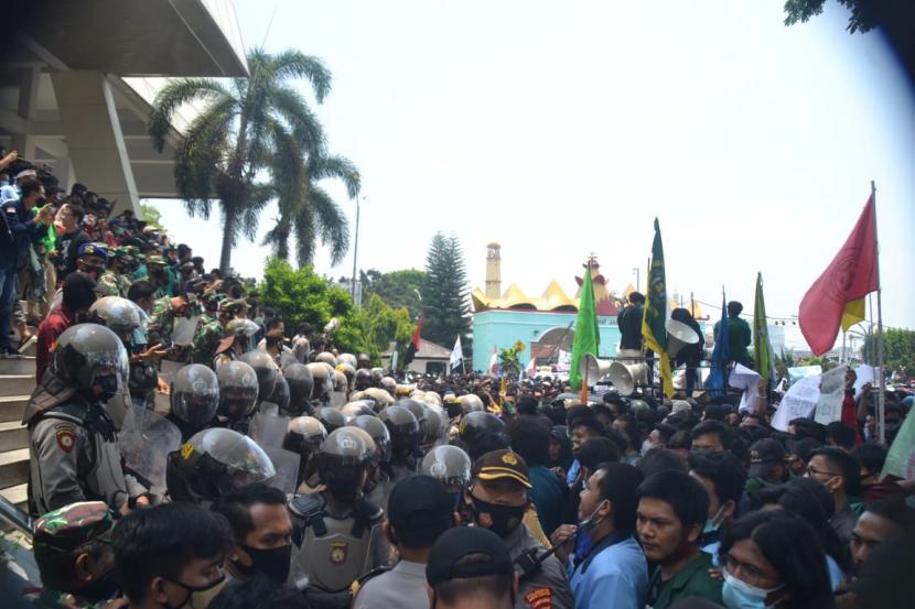 Aksi massa mahasiswa dan buruh menolak UU Cipta Kerja diwarnai aksi lempar batu ke petugas di DPRD Lampung, Rabu (7/10). (Ilustrasi)