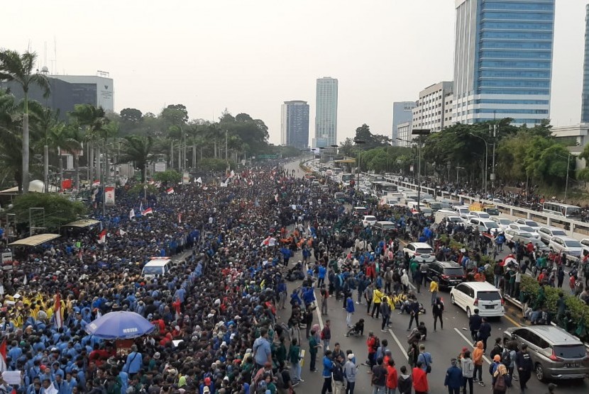 Aksi massa mahasiswa di depan gedung DPR/MPR, Jakarta, Selasa (24/9).