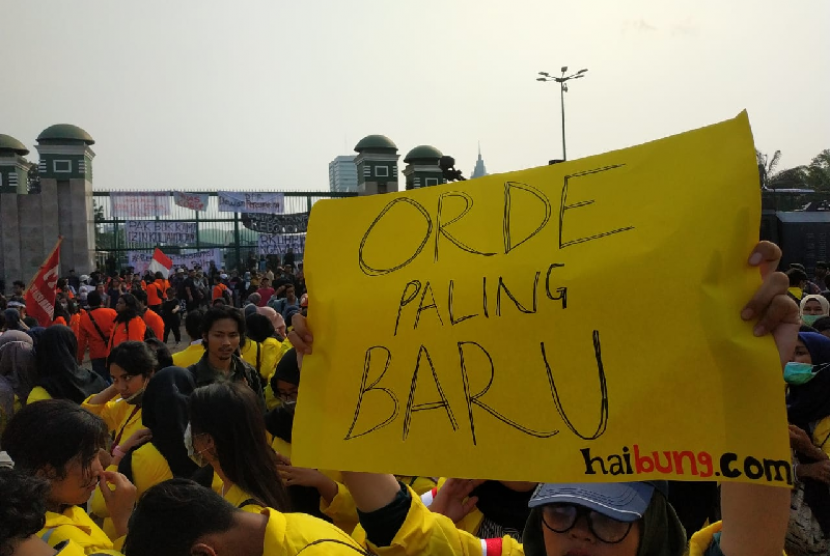 Aksi massa mahasiswa menolak RKUHP di depan Gedung Parlemen RI di Jakarta, Senin (23/9).