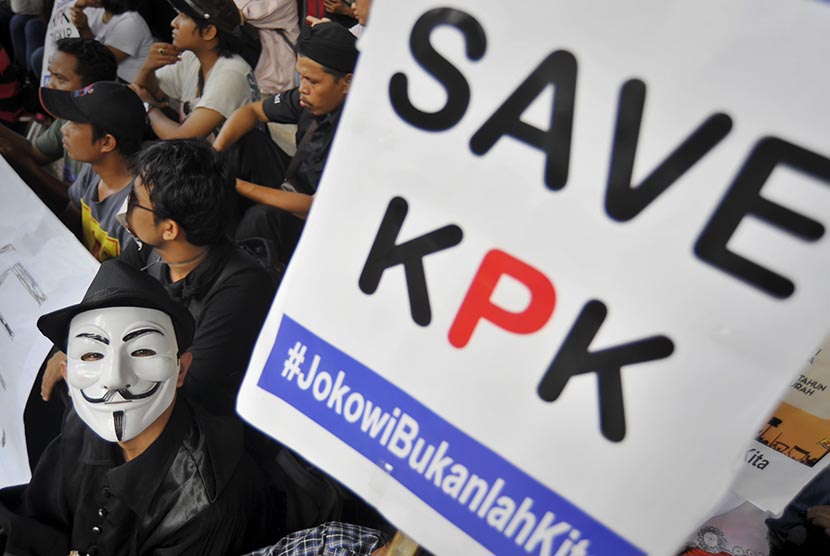  Aksi massa mendukung KPK memberantas tindak pidana korupsi. 