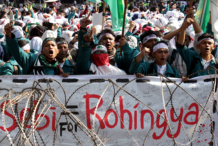 Aksi massa mengutuk kebiadaban militer Myanmar terhadap warga Rohingya di depan Kedubes Myanmar, Jakarta, Jumat (8/9).