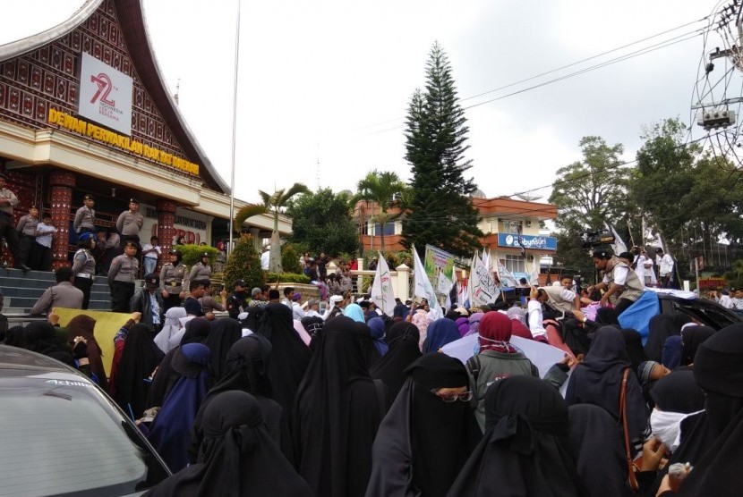Aksi massa sejumlah ormas Islam di Bukittinggi soal pelarangan cadar oleh IAIN Bukittinggi, Jumat (11/5). 