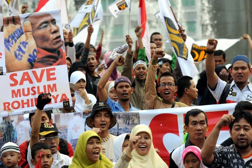   Aksi massal simpatisan Partai Keadilan Sejahtera Solidaritas Untuk Muslim Rohingya (Myanmar) dan Syria di Bundaran Hotel Indonesia, Jakarta, Ahad (12/8).  (Aditya Pradana Putra/Republika)