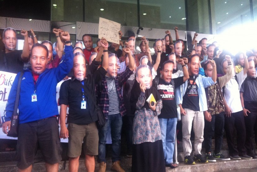 Aksi masyarakat yang memberikan dukungan kepada Bambang Widjojanto di gedung KPK, Sabtu (24/1)