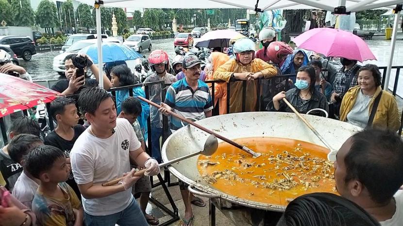  Aksi memasak langsung Bobon Santoso 1.000 porsi gulai ayam di depan Balai Kota Solo dipadati warga, Sabtu (25/3/2023).