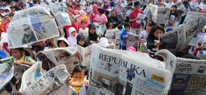 Aksi membaca koran massal berlangsung dalam acara Jalan Sehat Republika.