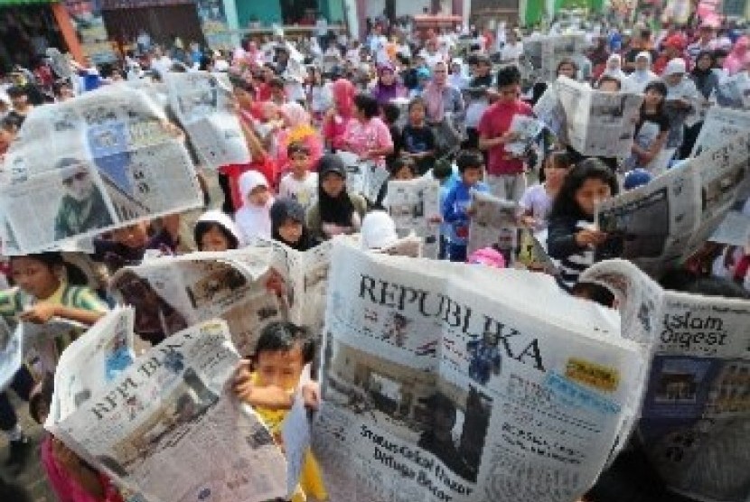 Aksi membaca koran massal berlangsung dalam acara Jalan Sehat Republika.