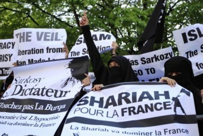 Aksi menentang aturan pelarangan cadar di muka umum yang dilakukan muslimah Inggris untuk muslimah Prancis, Senin.