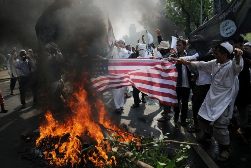 Aksi menentang film 'The Innocence of Muslim' di depan Kedubes AS di Jakarta Senin (17/9)