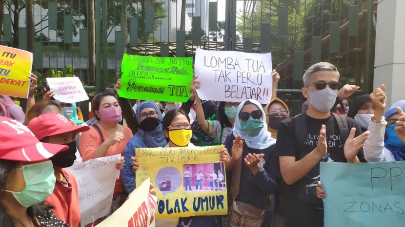 Aksi menolak juknis ppdb dki jakarta berdasarkan usia di depan gedung kemendikbud, Senin (29/6)