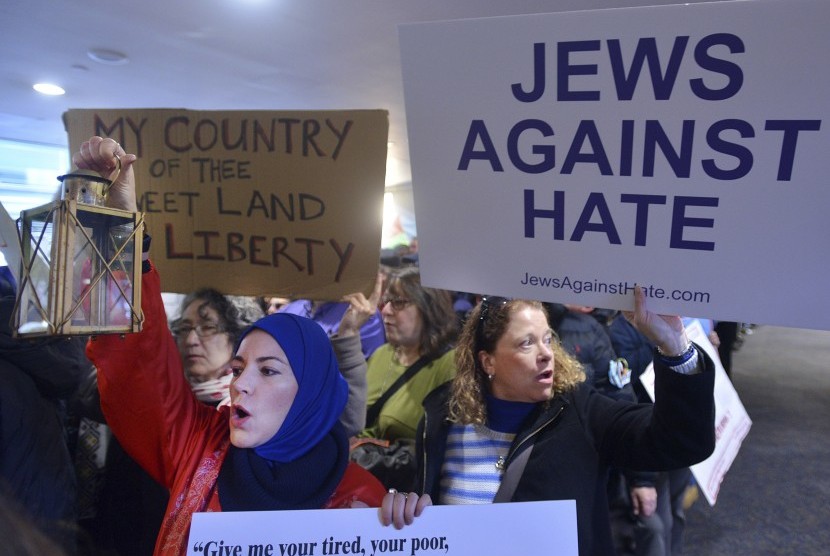 Aksi menolak larangan Muslim dari tujuh negara masuk ke AS oleh Presiden Donald Trump berlangsung di Connecticut.