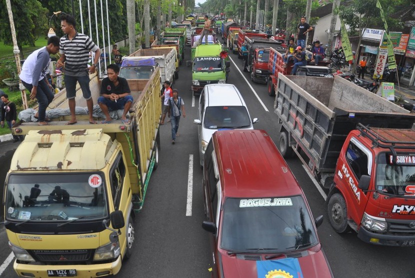 Aksi menolak pemberlakuan kenaikan pajak sirtu.