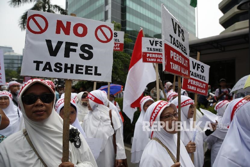 Aksi menolak penerapan visa rekaman biometrik melalui VFS Tasheel di Kedutaan Arab Saudi, Jakarta 