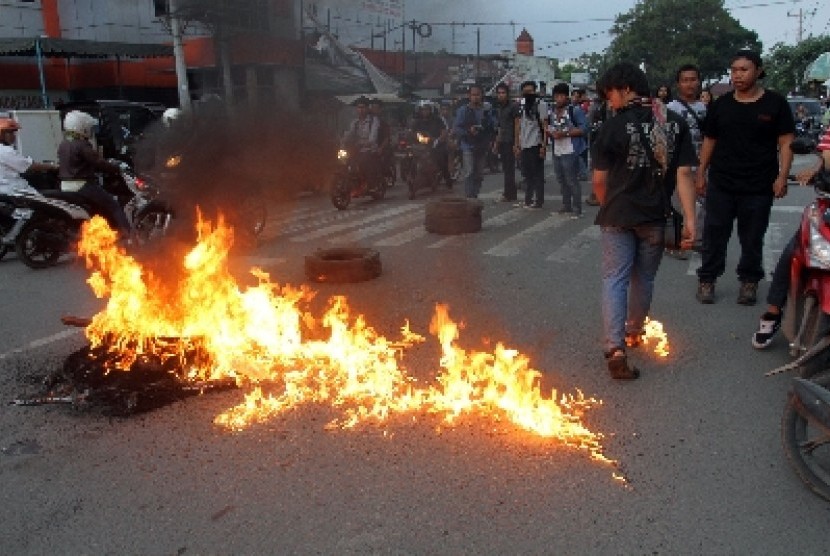 Protes BBM Naik Sopir Angkot Blokir SPBU Republika Online