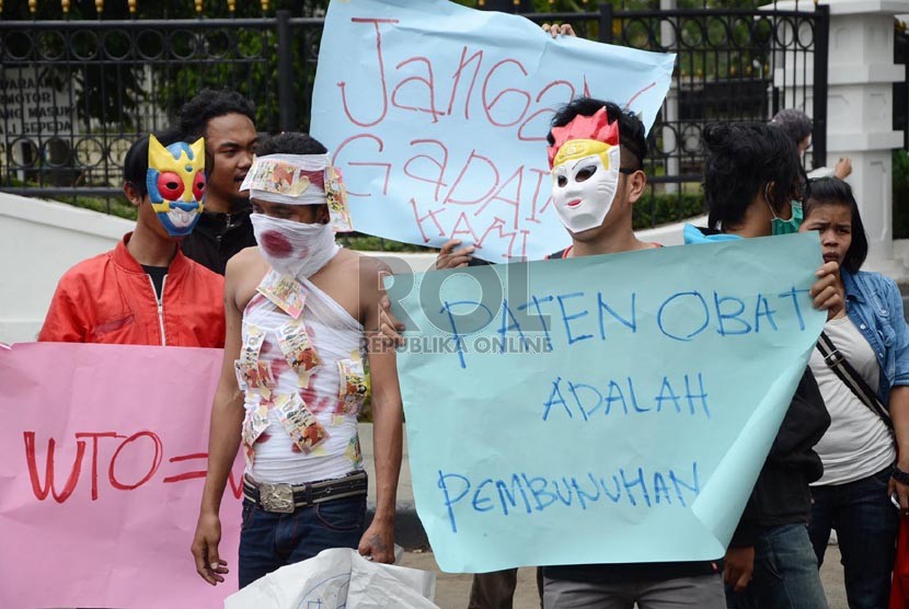 Aksi menolak  WTO dari Jaringan Perubahan Indonesia (JAPI) melakukan teaterikal simbol kematian akibat mahalnya harga obat di depan Gedung Sate, Kota Bandung, Kamis (24/10). 