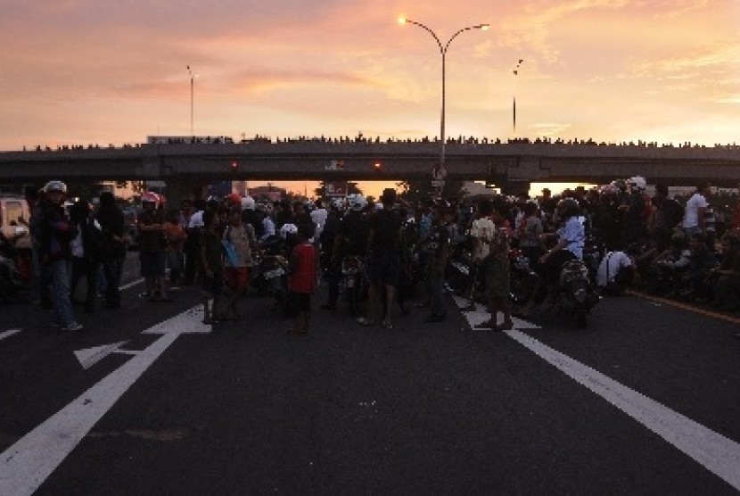 Aksi menutup Jalan Tol Reformasi Makassar 