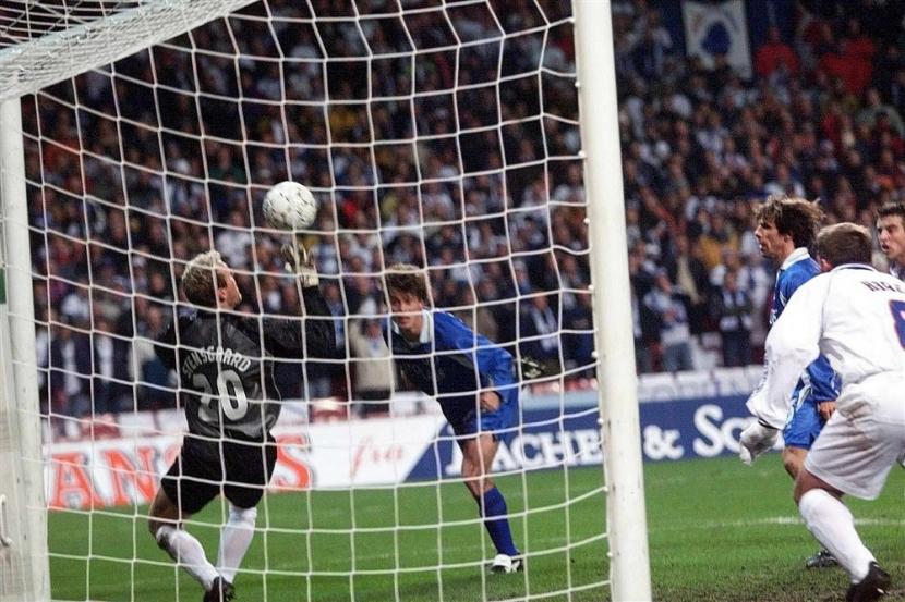 Aksi Michael Stensgaard menghalau upaya Gianfranco Zola dalam sebuah laga Piala Winners beberapa tahun silam. 