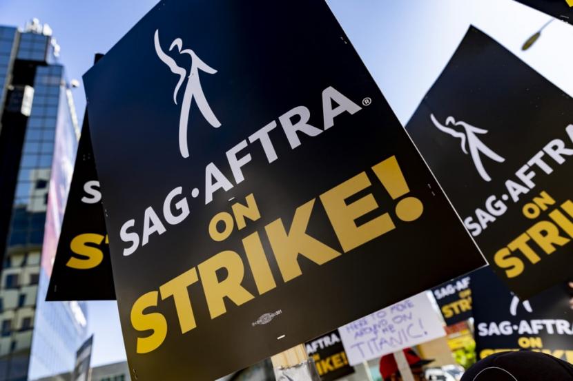 Aksi demo yang dilakukan SAG-AFTRA (ilustrasi). Aksi mogok SAG-AFTRA resmi berakhir pada Kamis (9/11/2023).
