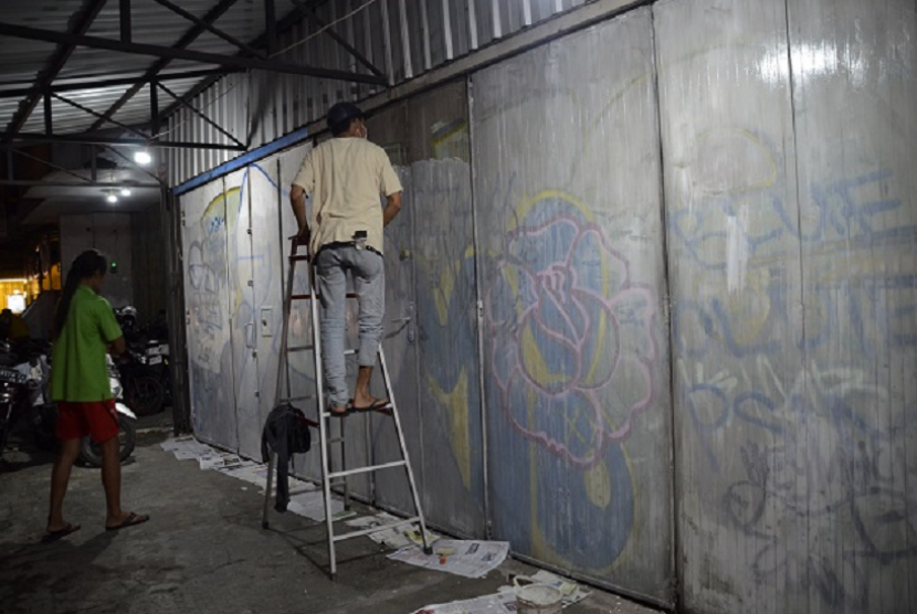 Aksi muralisasi sebagai kampanye melawan vandalisme di Kelurahan Klitren Lor Kota Yogyakarta, Sabtu (20/10).