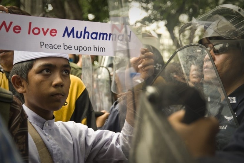 Aksi Muslim  memprotes kebebasan beragama. (Ilustrasi) 