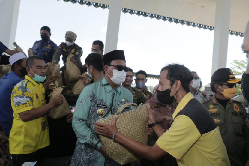 Aksi nyata membantu rakyat di tengah menurunnya daya beli masyarakat  terdampak covid 19 terus  diteladankan Gubernur Kalimantan Selatan H Sahbirin Noor atau Paman Birin.