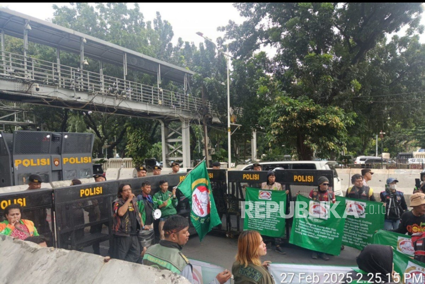 Aksi Ojol 272 di kawasan Patung Kuda Arjuna Wijaya, Jakarta Pusat pada Kamis (27/2/2025).