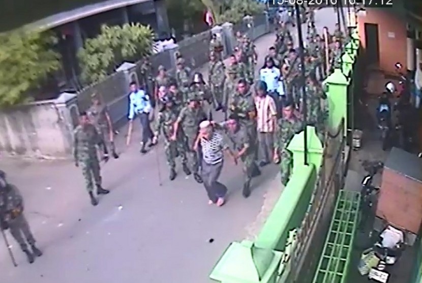 Aksi oknum TNI AU di Sari Rejo, Medan, yang terekam CCTV pada Senin (15/8) sore.