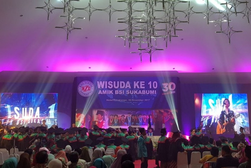 Aksi panggung Budi Doremi menghibur wisudawan dan orang tua wisudawandi acawa wisuda AMIK BSI Sukabumi, Sabtu (16/12).   