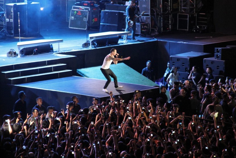 Aksi panggung Chester Bennington saat konser bersama Linkin Park di Jakarta (ilustrasi).