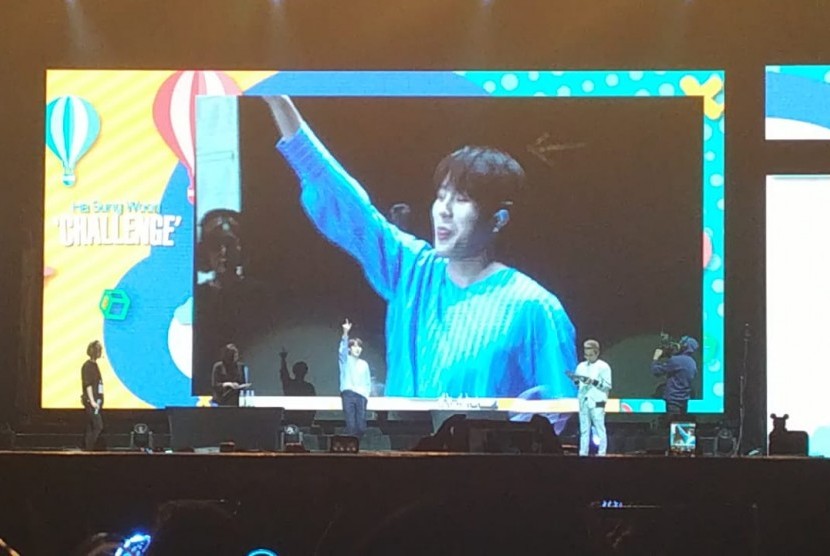 Aksi panggung penyanyi solois Korea mantan anggota Wanna One, Ha Sung Woon di acara FanMeeting  di Kota Kasablanka Hall, Sabtu (22/6) malam.
