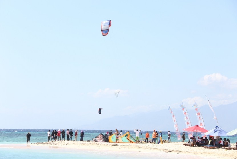 Aksi para atlet kitesurfer