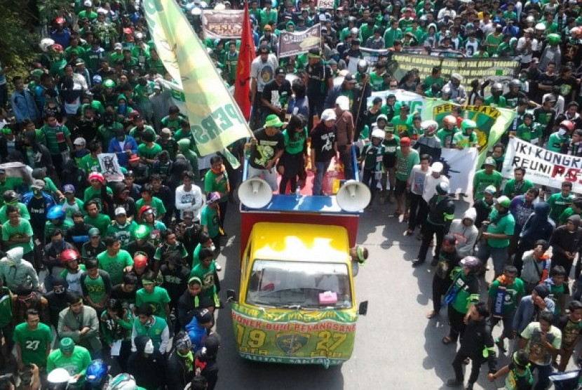 Aksi para Bonek di Surabaya, Ahad (26/1).