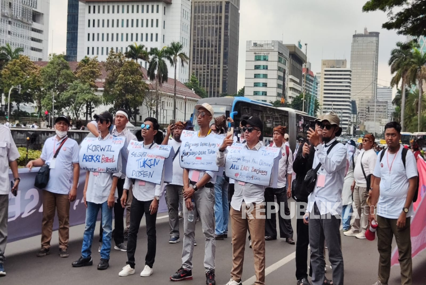 Aksi para dosen ASN di patung kuda mh Thamrin menuntut cairnya Tukin, Senin (3/2/2025).